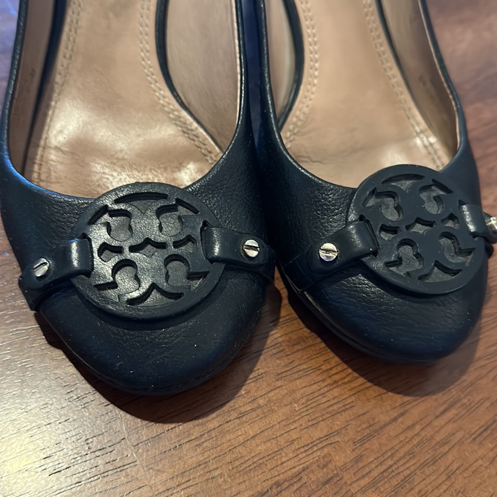 Tory Burch leather closed toe wedge - Picture 2 of 6